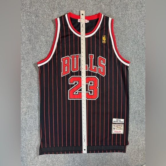 Vintage Chicago Bulls men’s Mitchell & Ness #23 Michael Jordan Jersey Size XL - Picture 8 of 10